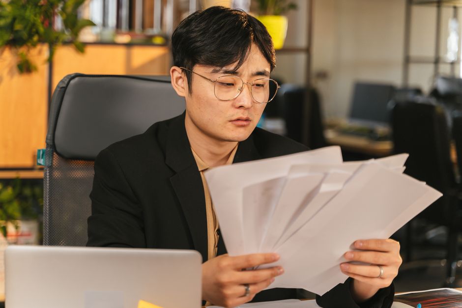 画面を細かく見直して設定ミスを確認する様子