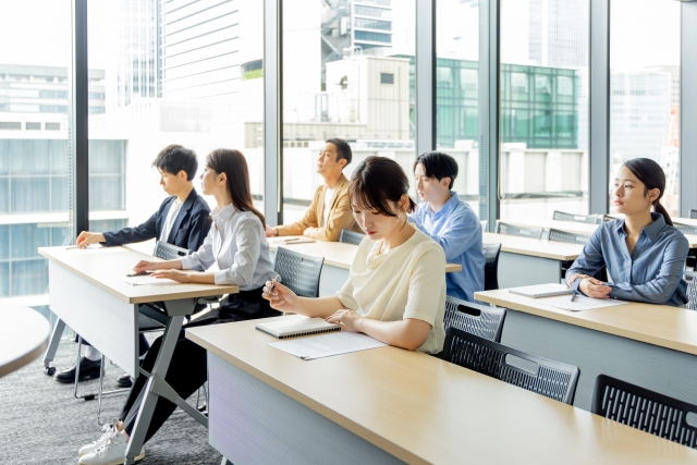 明るいセミナー会場で受講する人たち